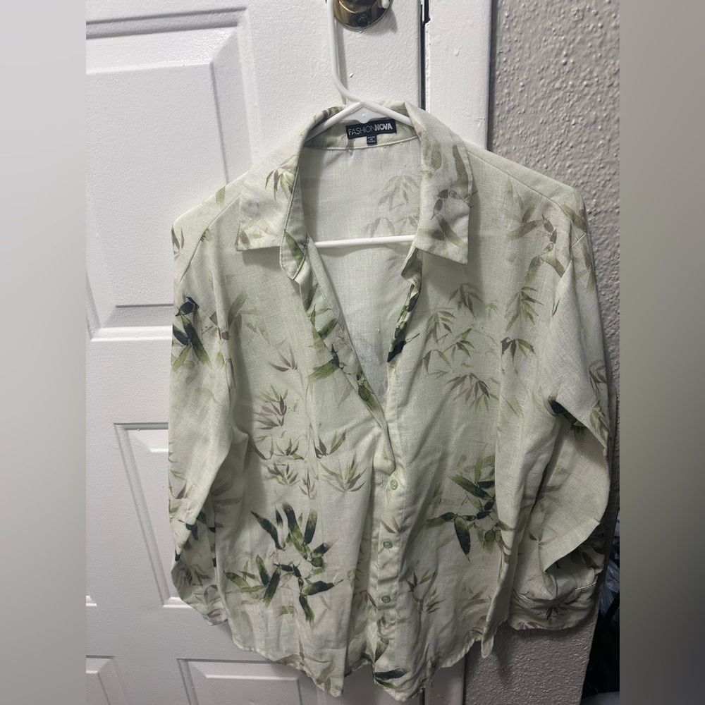 Green fashion nova top 
Size medium
